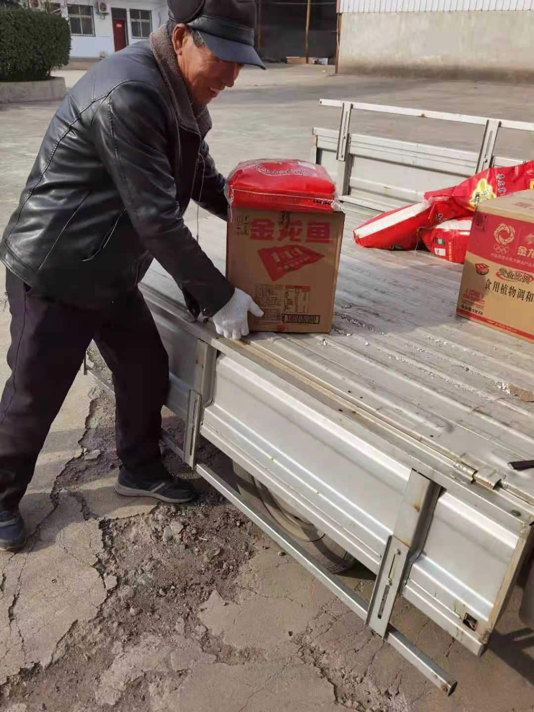 “?！鞭D乾坤-2021年?yáng)|堯工藝制品公司年貨發(fā)放現場(chǎng)